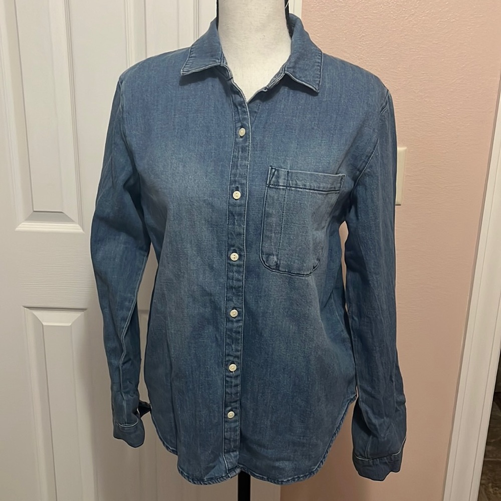 Universal thread, classic fit denim shirt